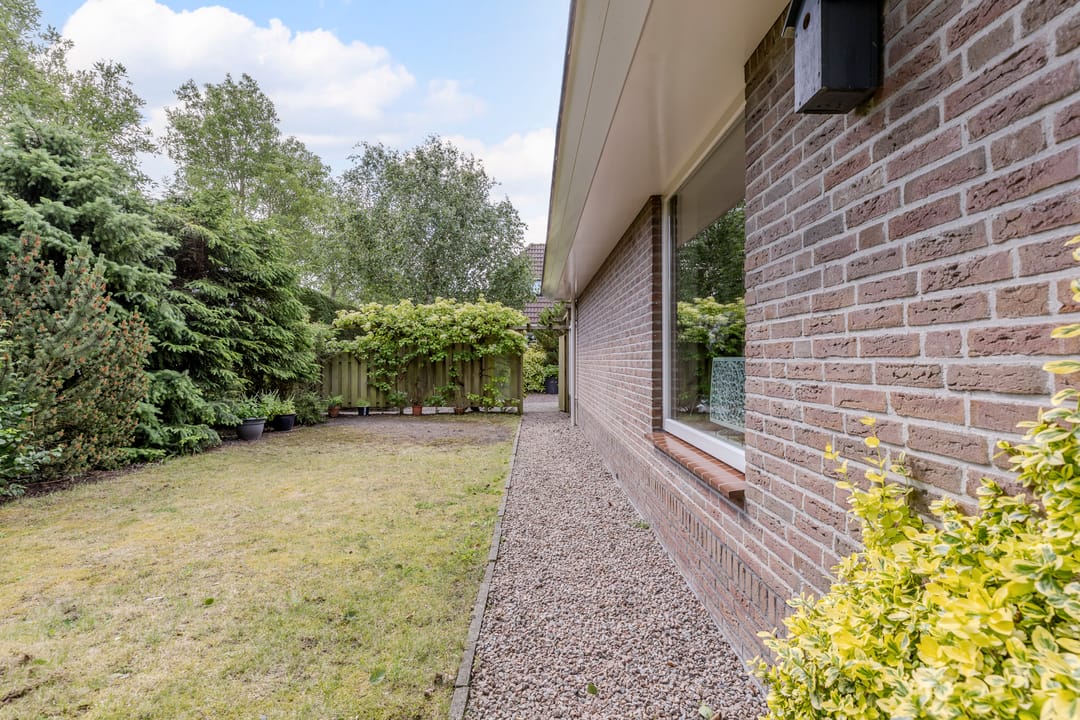 Spacious Detached Home with Green Views and Four Bedrooms — 46