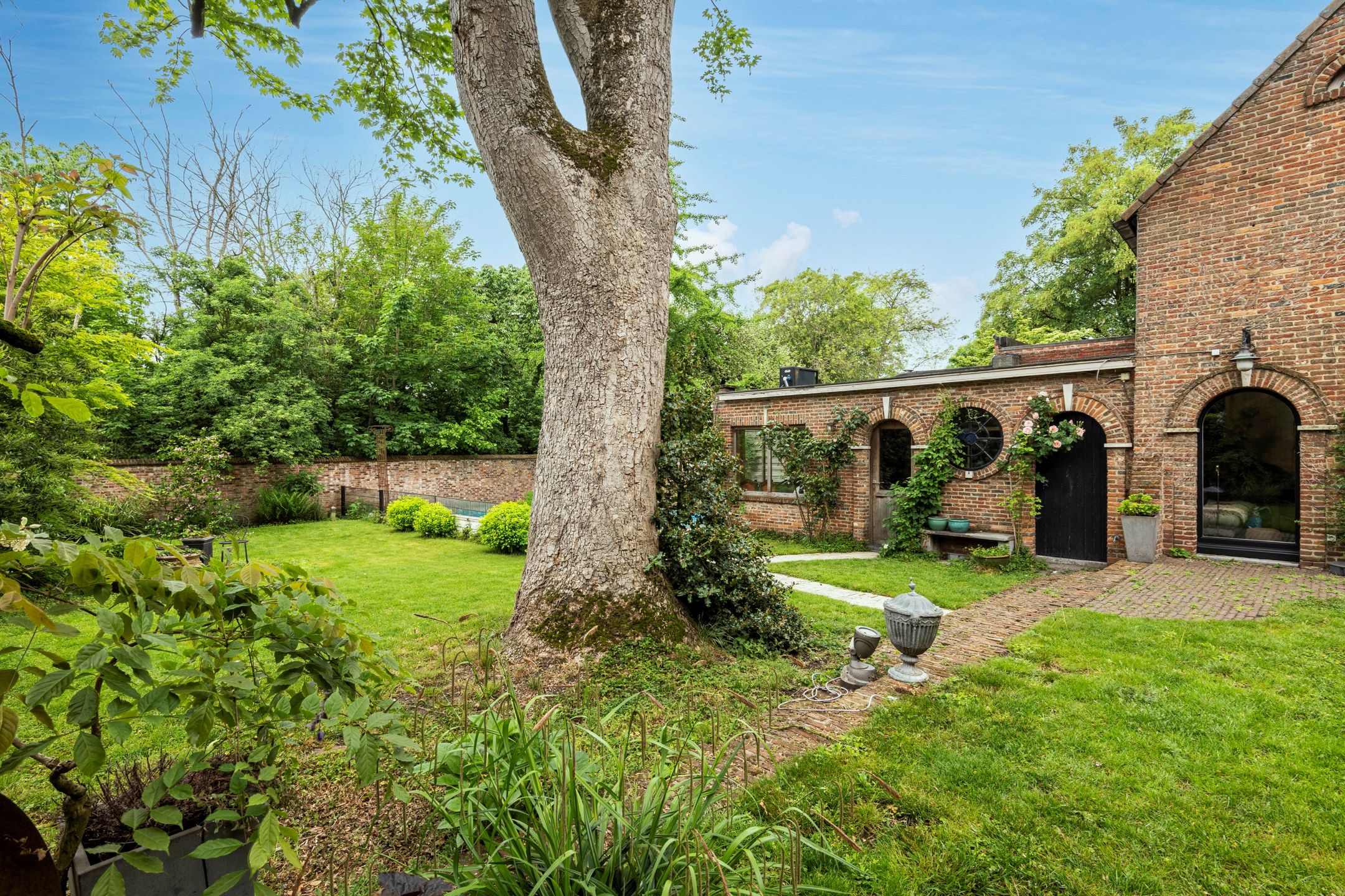 Historic Neoclassical Mansion with Heated Pool in Turnhout City Center — 36