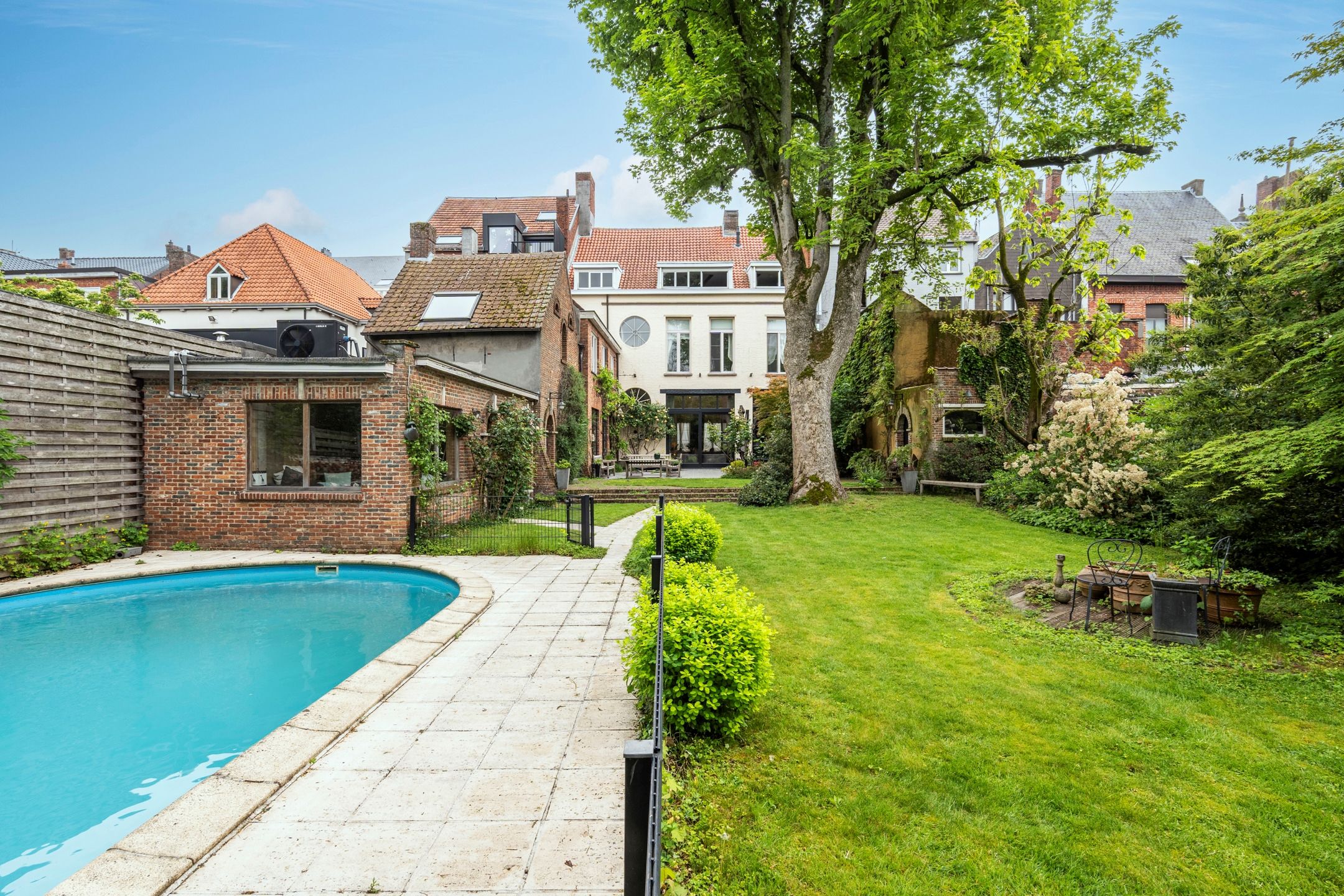Historic Neoclassical Mansion with Heated Pool in Turnhout City Center — 39