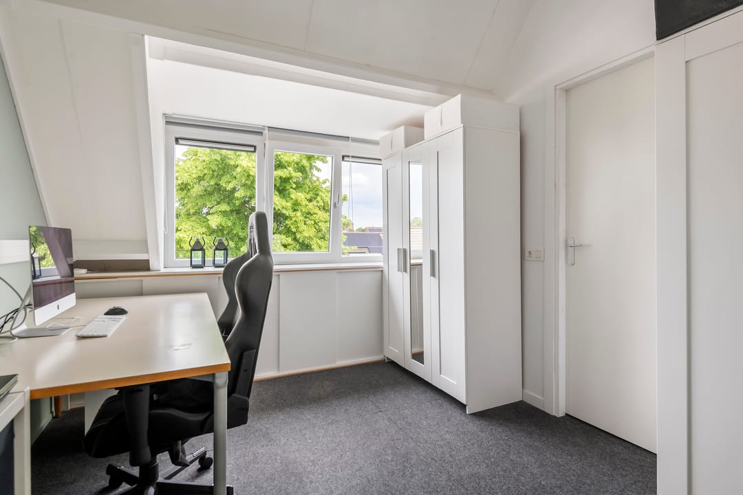 Move-in Ready Terraced Home with Sunny South-West Garden — 31