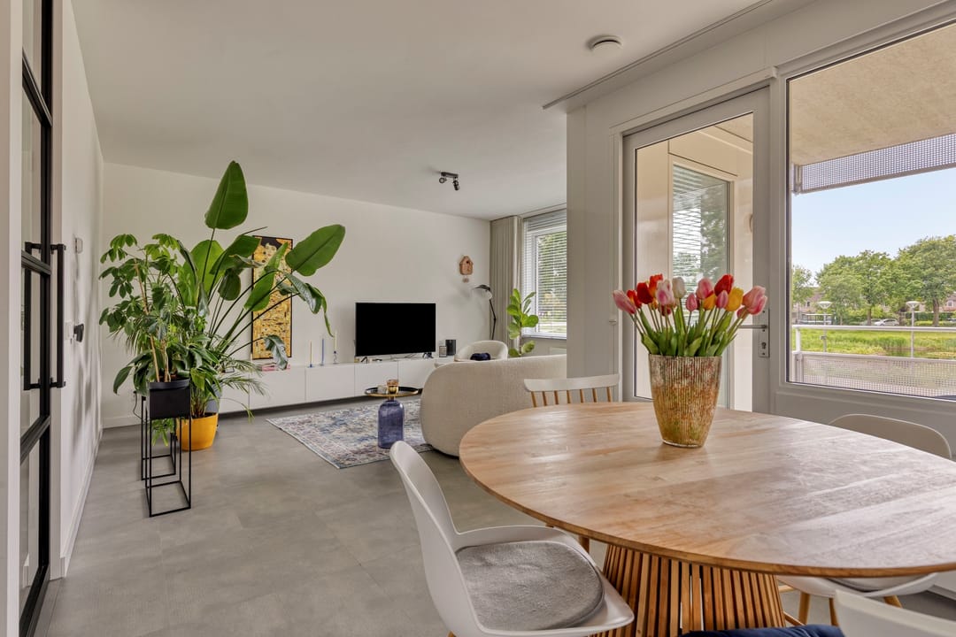 Modernized Corner Apartment with Balcony, Parking and Storage in Green Residential Area — 28