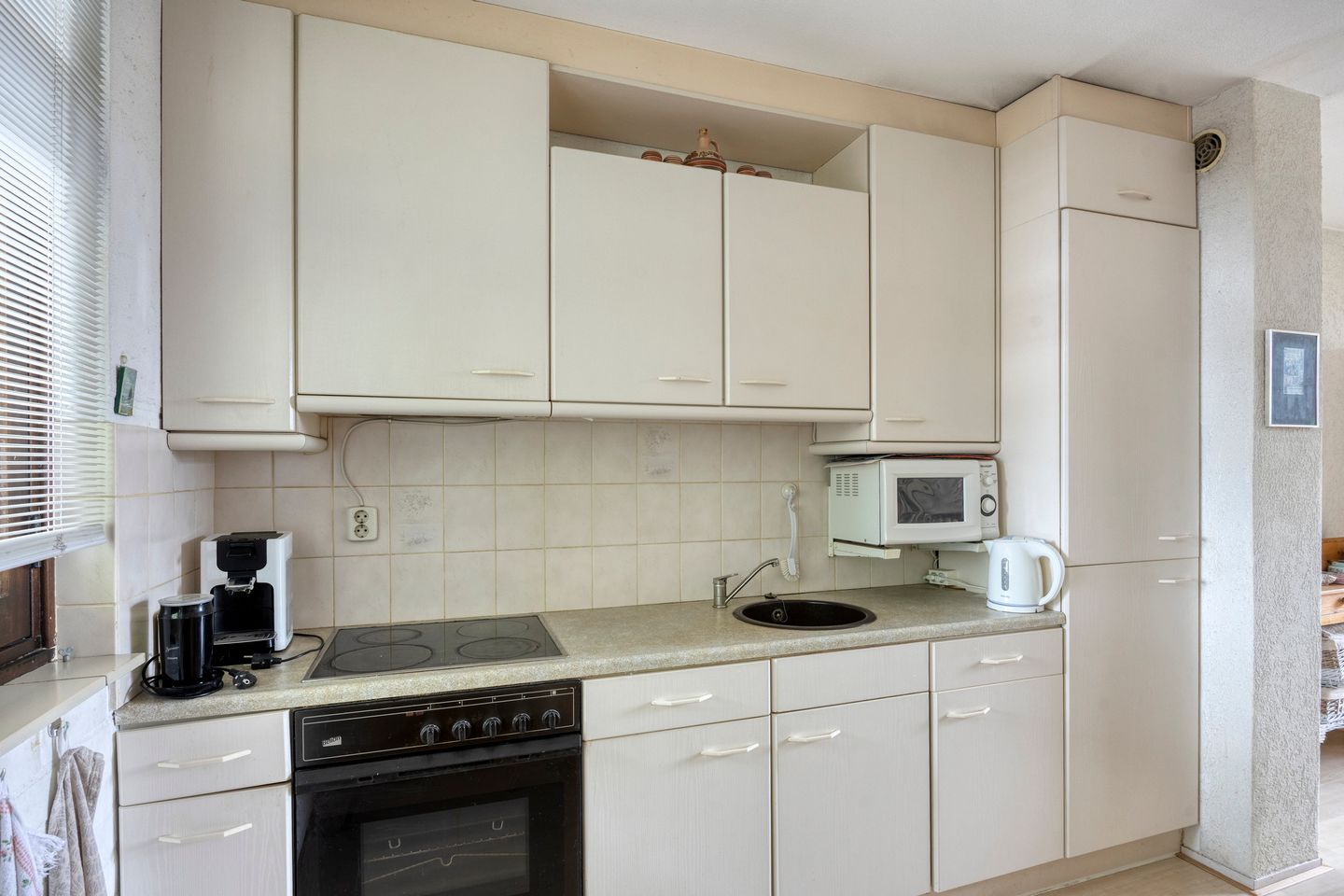Bright 3‑room maisonette with private balcony and garden storage — 10