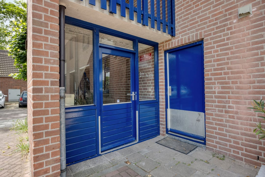 Bright 3‑room maisonette with private balcony and garden storage — 26