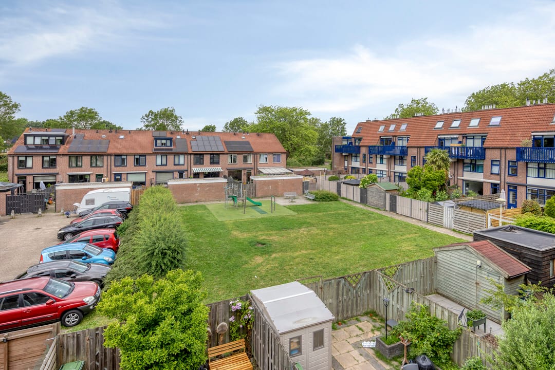 Bright 3‑room maisonette with private balcony and garden storage — 13