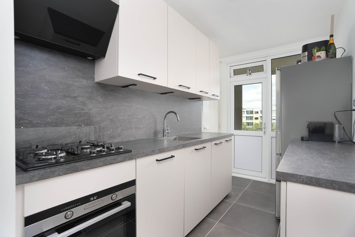 Bright Apartment with Canal View and Three Bedrooms in Utrecht — 10