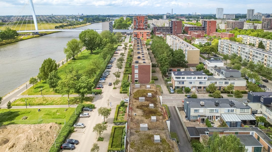Bright Apartment with Canal View and Three Bedrooms in Utrecht — 26