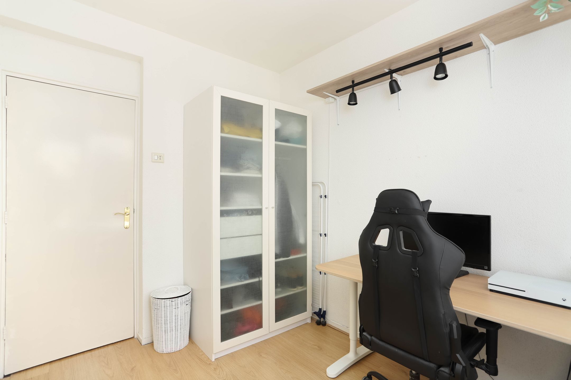 Bright Apartment with Canal View and Three Bedrooms in Utrecht — 18