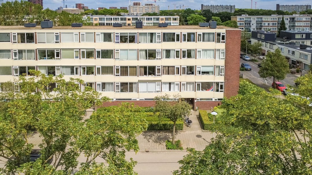 Bright Apartment with Canal View and Three Bedrooms in Utrecht — 23