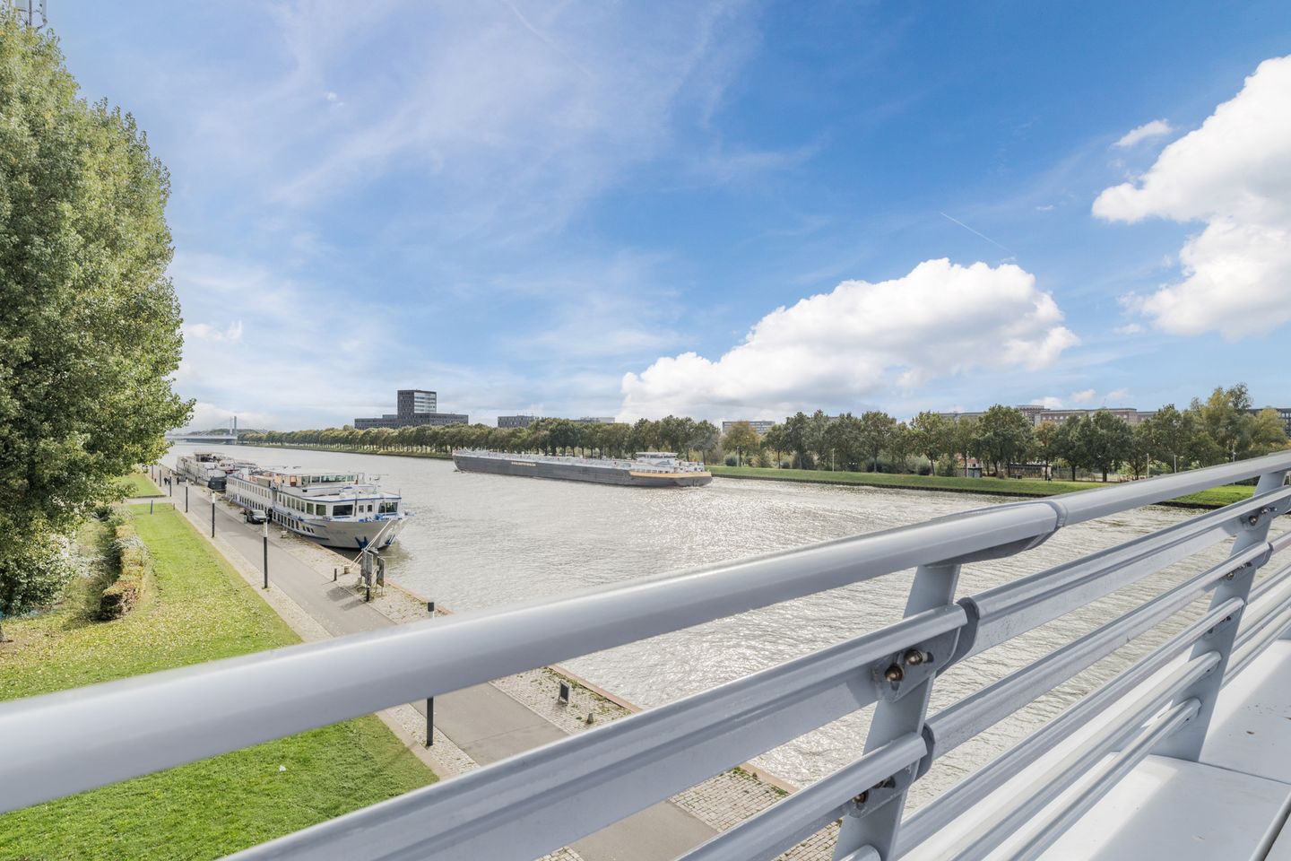 Bright Apartment with Canal View and Three Bedrooms in Utrecht — 34