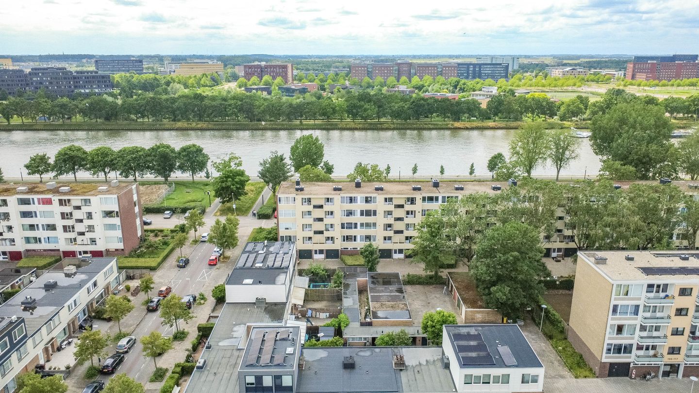 Bright Apartment with Canal View and Three Bedrooms in Utrecht — 25