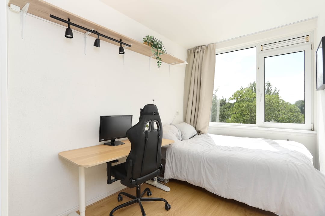 Bright Apartment with Canal View and Three Bedrooms in Utrecht — 17