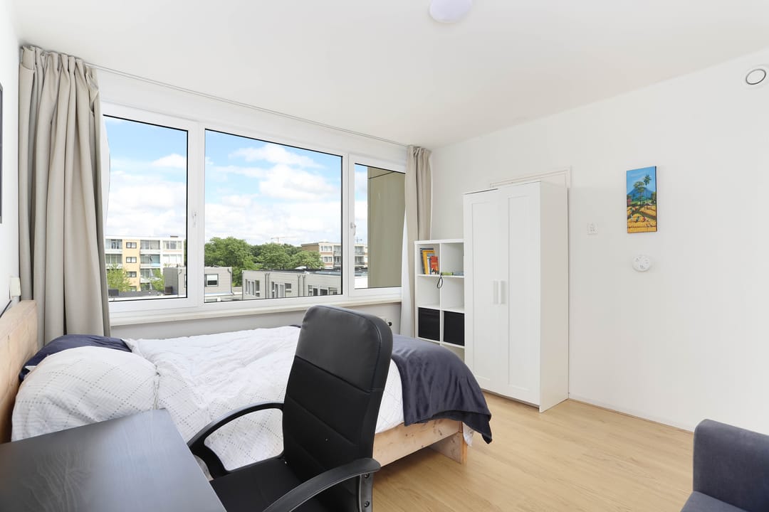 Bright Apartment with Canal View and Three Bedrooms in Utrecht — 8