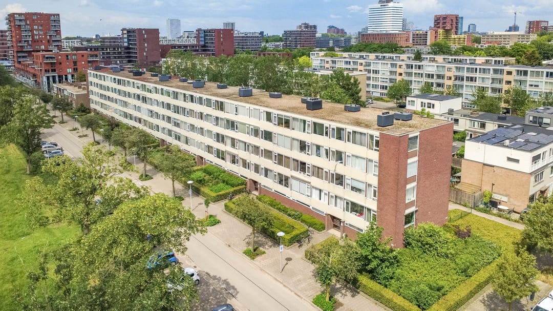 Bright Apartment with Canal View and Three Bedrooms in Utrecht — 22