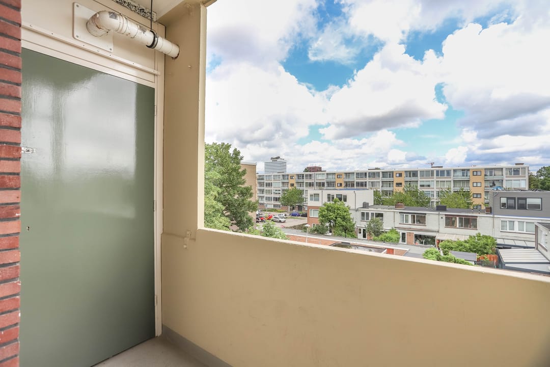 Bright Apartment with Canal View and Three Bedrooms in Utrecht — 13