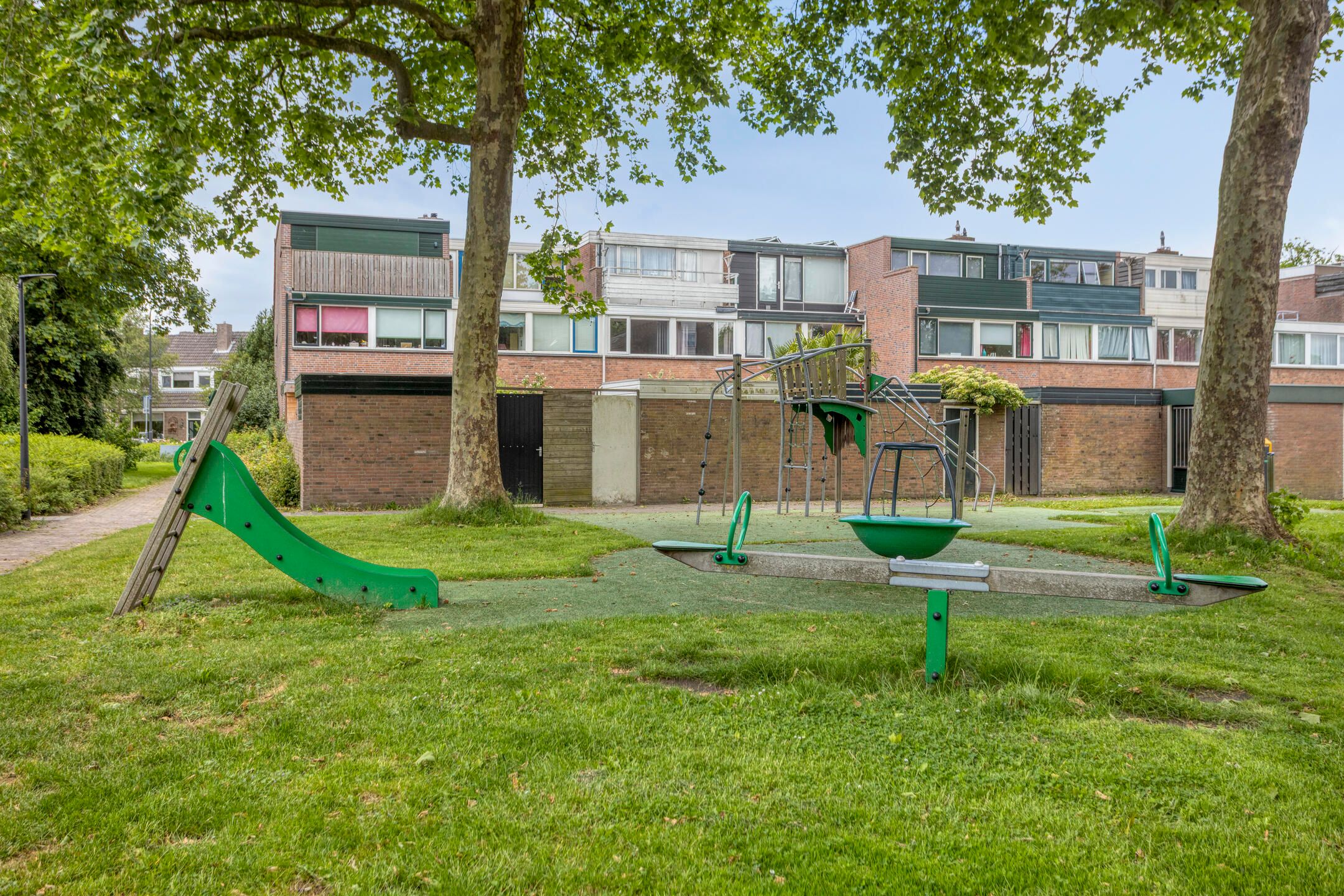 Spacious Family Home with Four Bedrooms and Garage in Child-Friendly Schilderswijk — 36