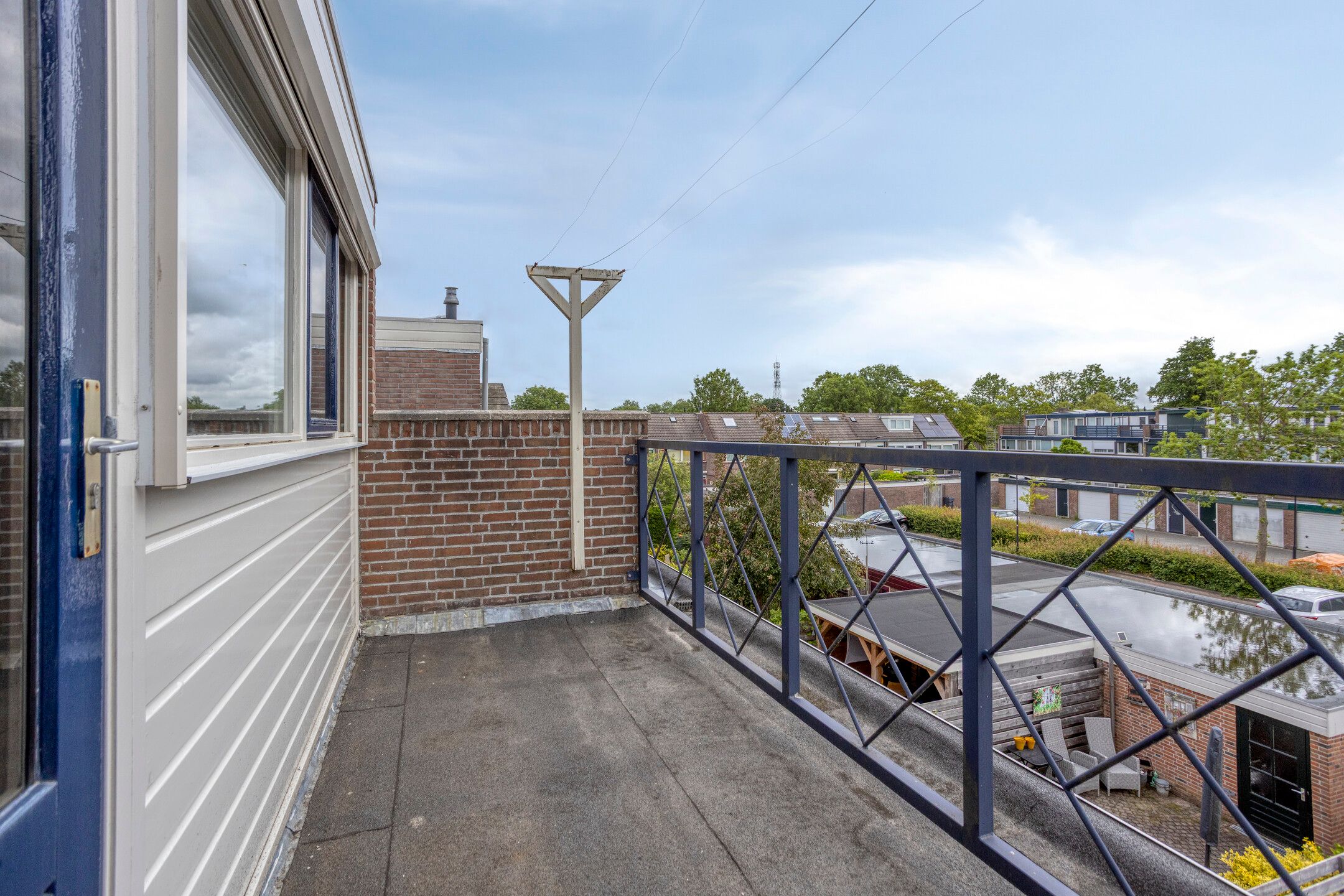 Spacious Family Home with Four Bedrooms and Garage in Child-Friendly Schilderswijk — 24