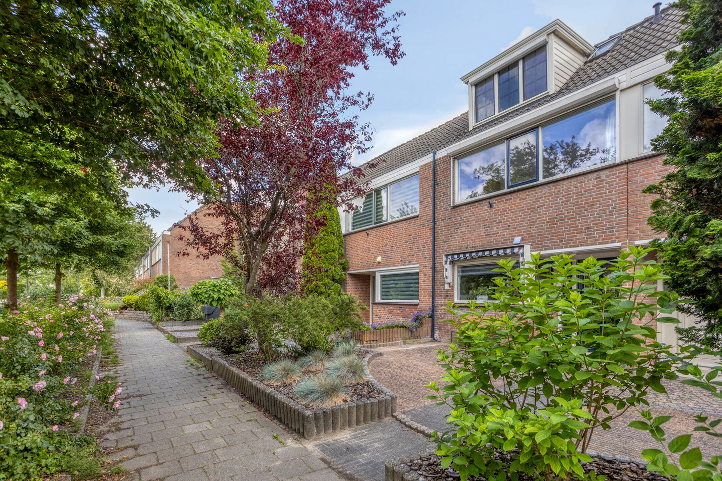 Spacious Family Home with Four Bedrooms and Garage in Child-Friendly Schilderswijk — 35