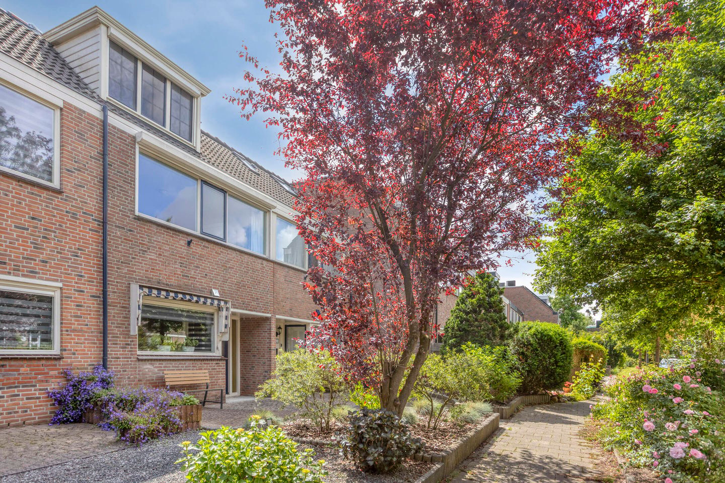 Spacious Family Home with Four Bedrooms and Garage in Child-Friendly Schilderswijk — 34