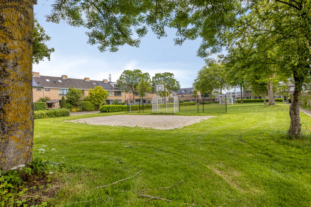Spacious Family Home with Four Bedrooms and Garage in Child-Friendly Schilderswijk — 37