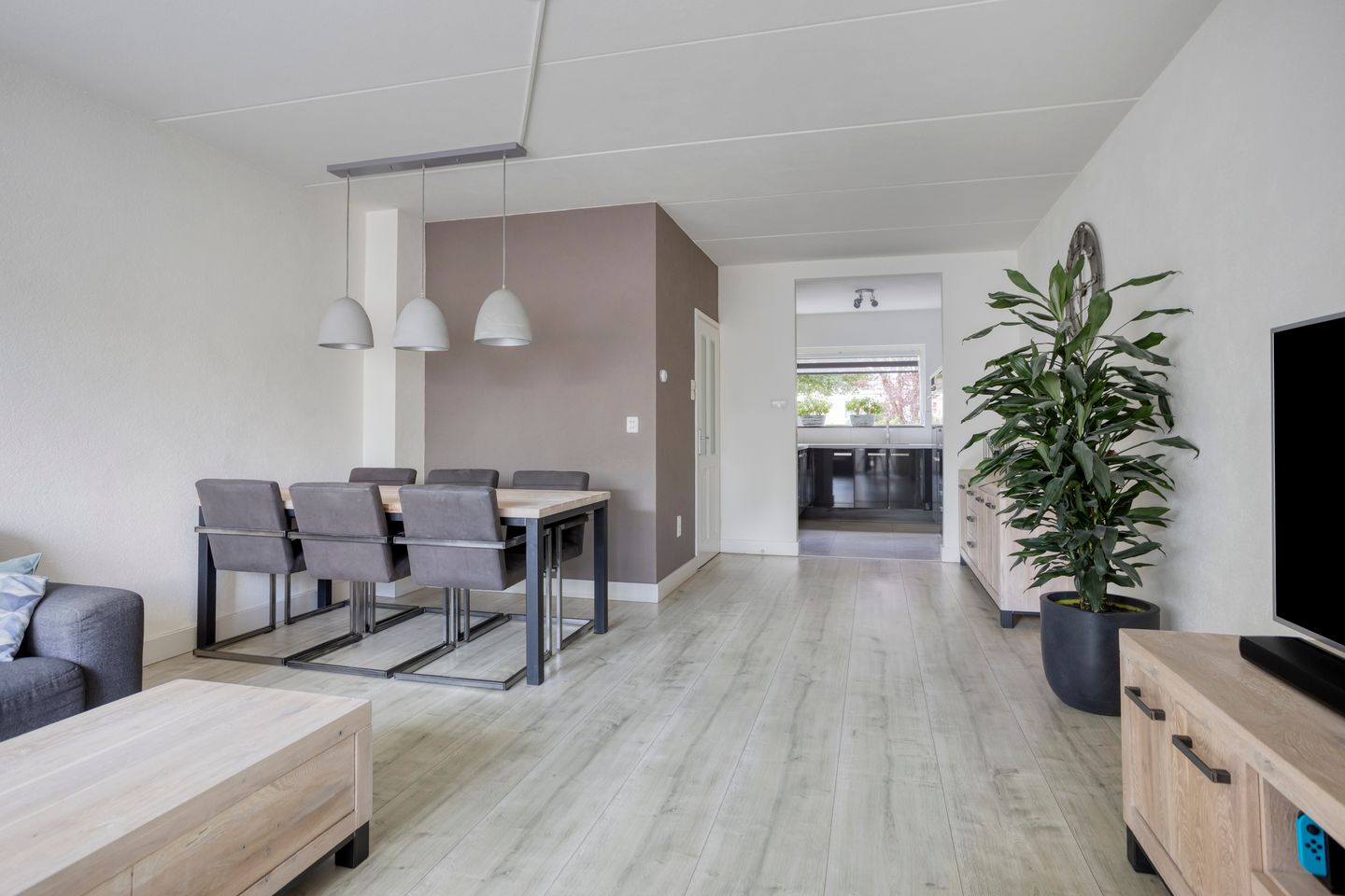 Spacious Family Home with Four Bedrooms and Garage in Child-Friendly Schilderswijk — 10