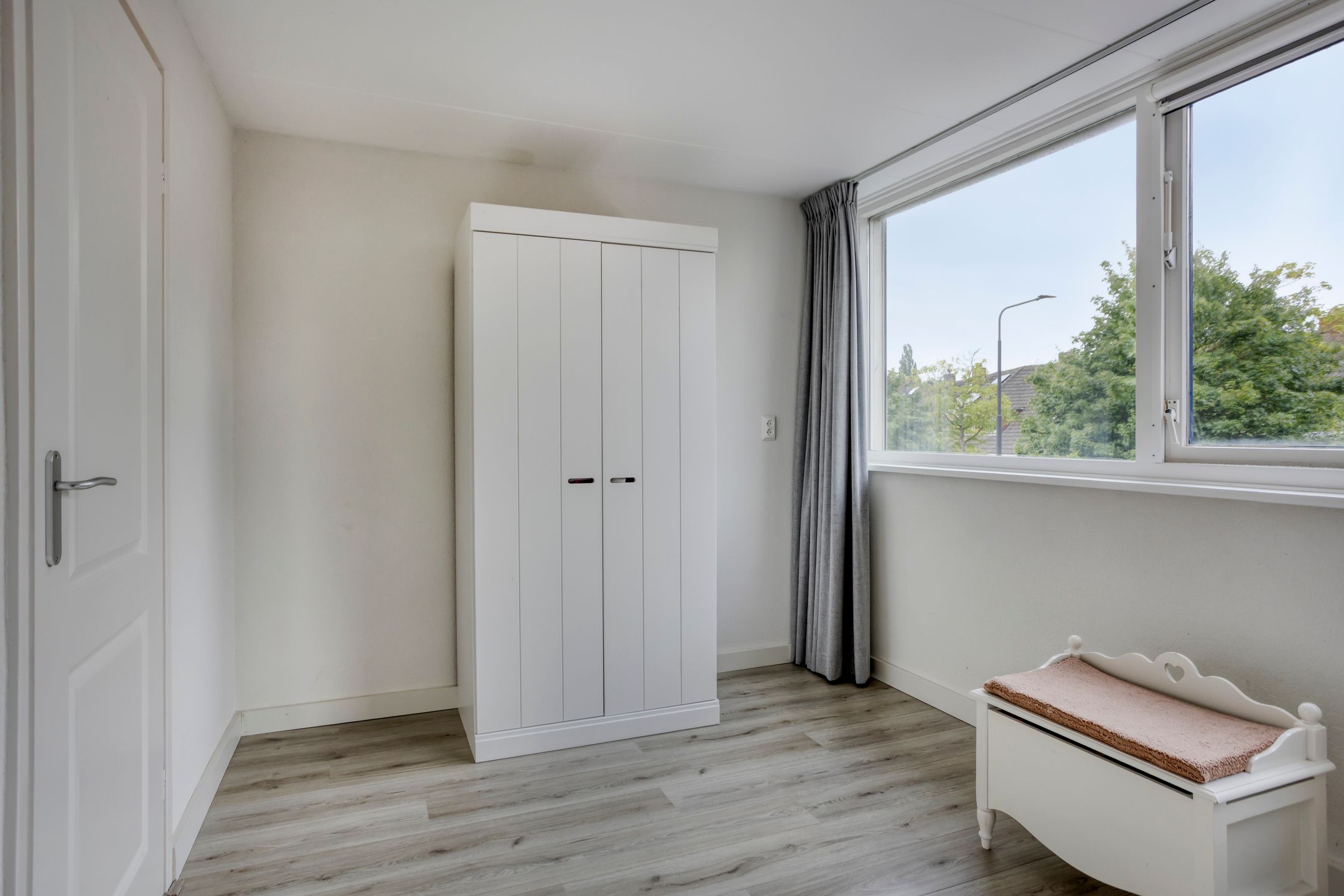 Spacious Family Home with Four Bedrooms and Garage in Child-Friendly Schilderswijk — 18