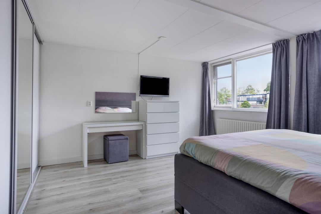 Spacious Family Home with Four Bedrooms and Garage in Child-Friendly Schilderswijk — 16