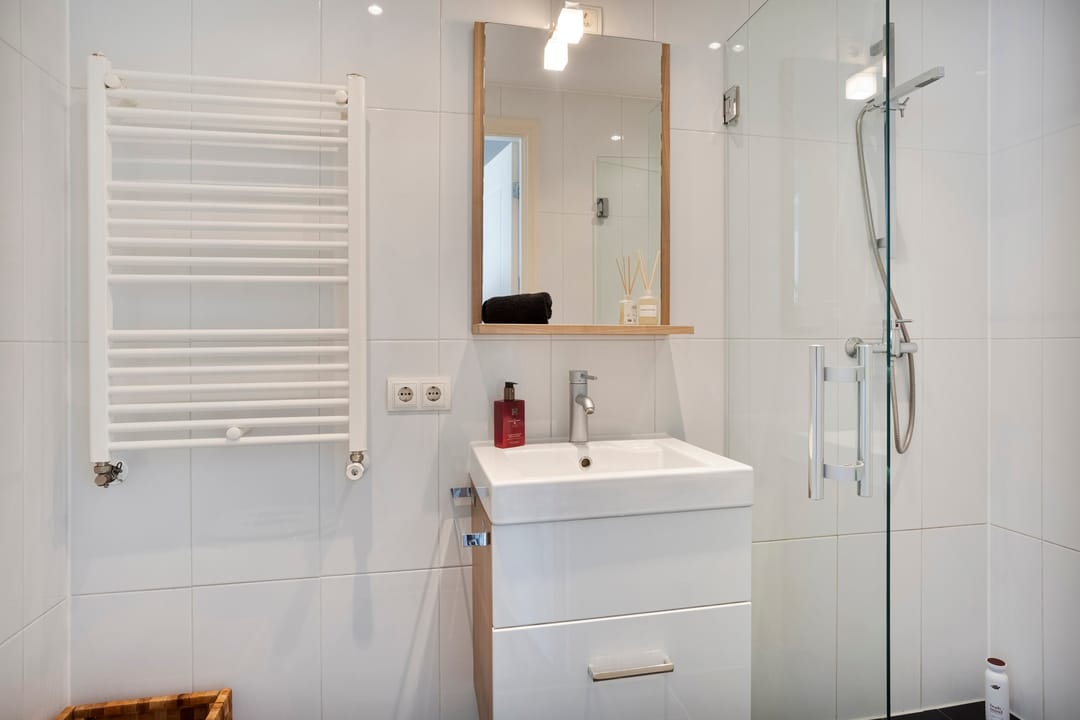 Top Floor Apartment with Licensed Rooftop Terrace Near Westerpark — 16