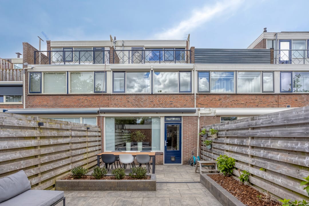 Spacious Family Home with Four Bedrooms and Garage in Child-Friendly Schilderswijk — 28