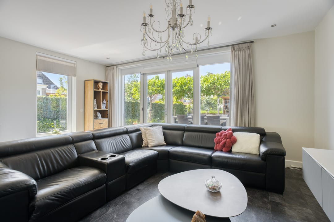 Modern Gas-Free Villa with Four Bedrooms and Double Garage — 7
