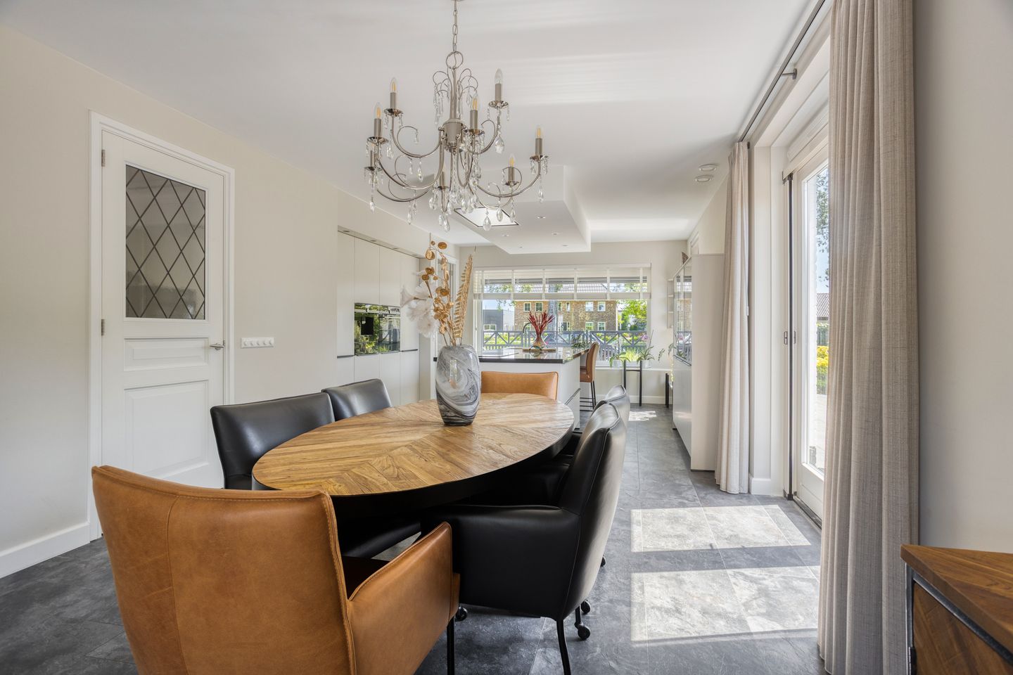 Modern Gas-Free Villa with Four Bedrooms and Double Garage — 10
