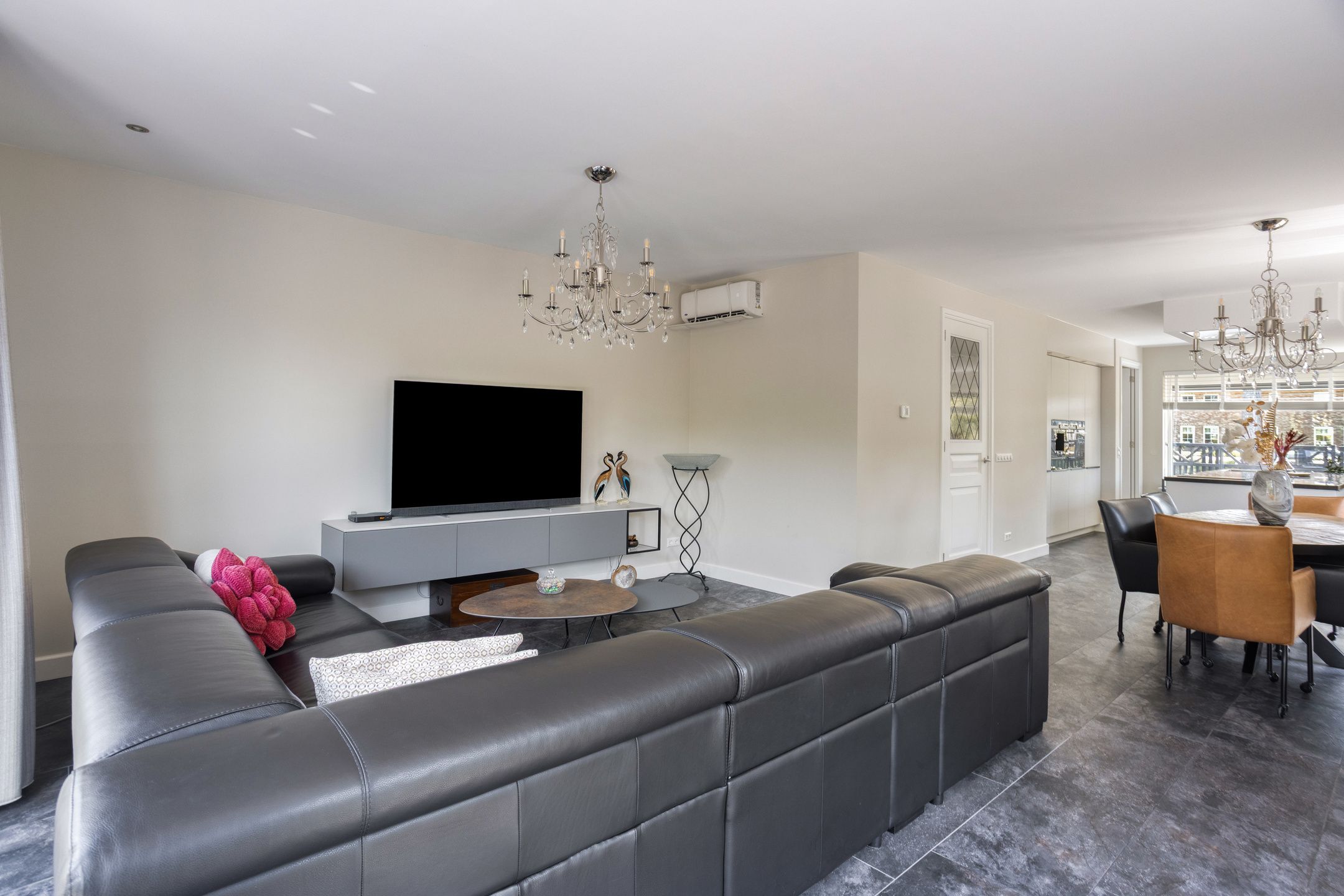 Modern Gas-Free Villa with Four Bedrooms and Double Garage — 9