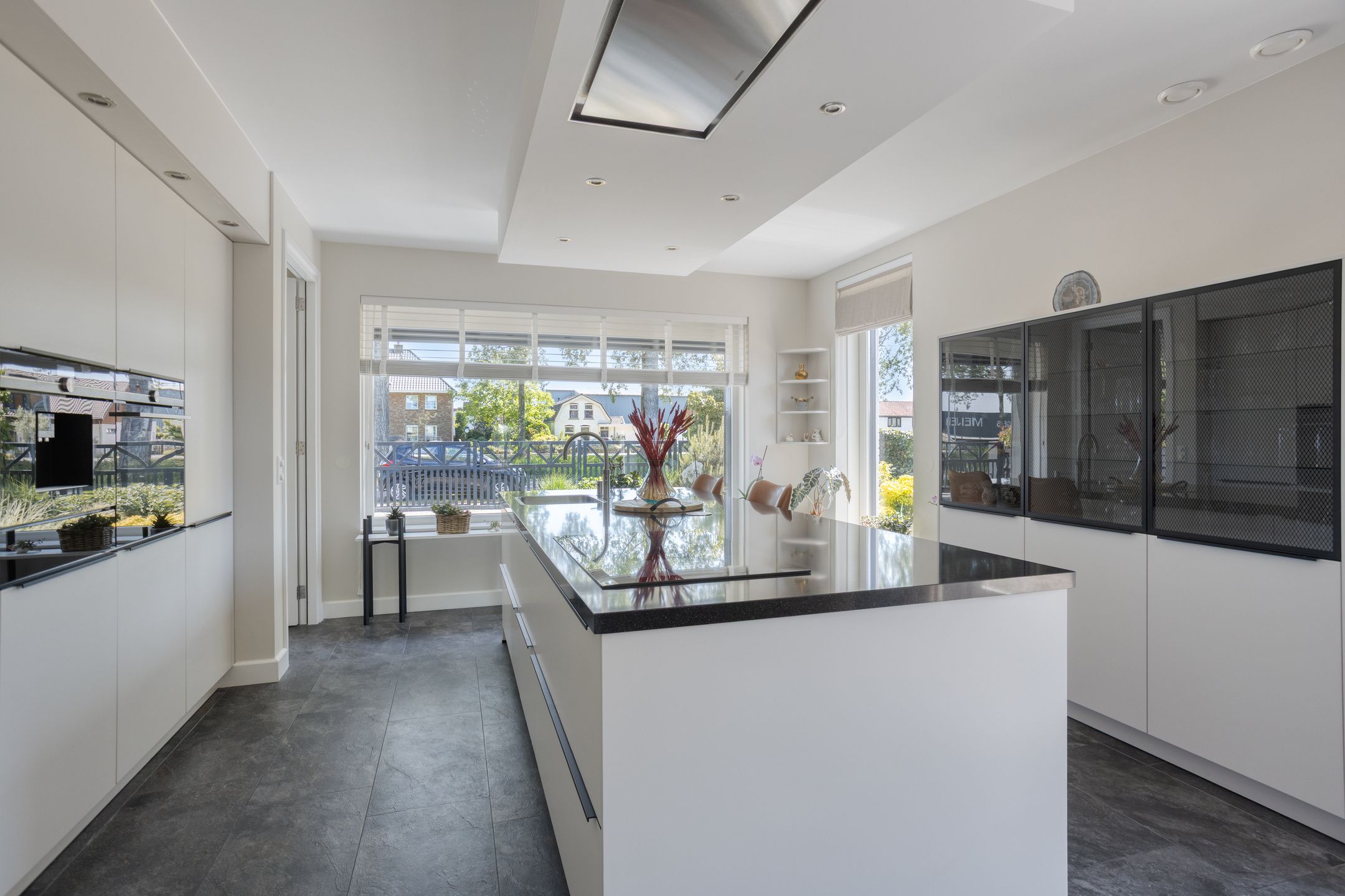 Modern Gas-Free Villa with Four Bedrooms and Double Garage — 12
