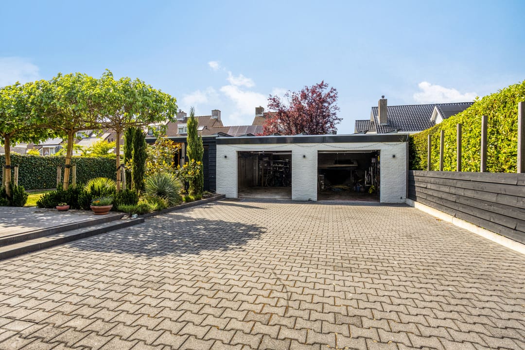 Modern Gas-Free Villa with Four Bedrooms and Double Garage — 58