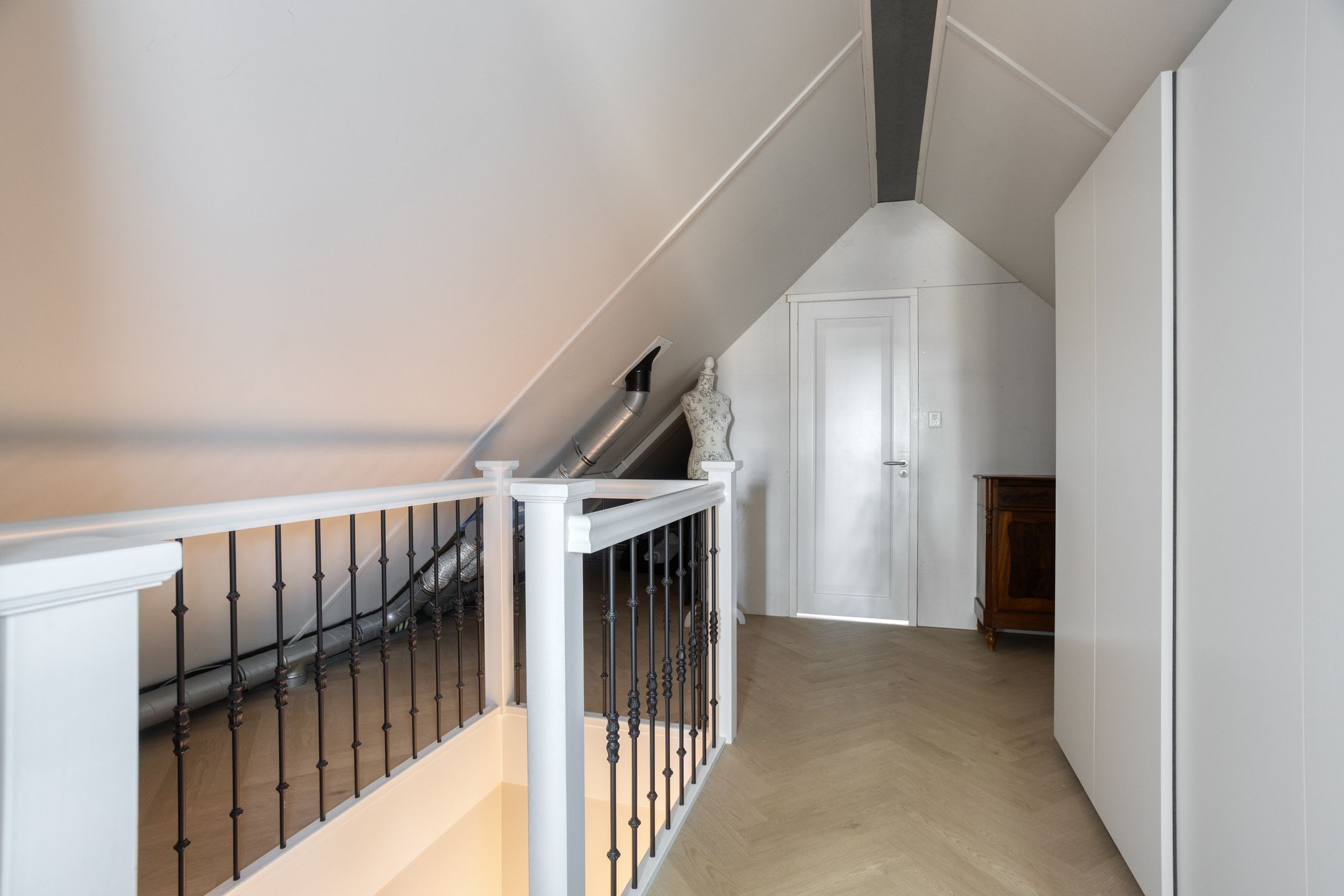 Modern Gas-Free Villa with Four Bedrooms and Double Garage — 42