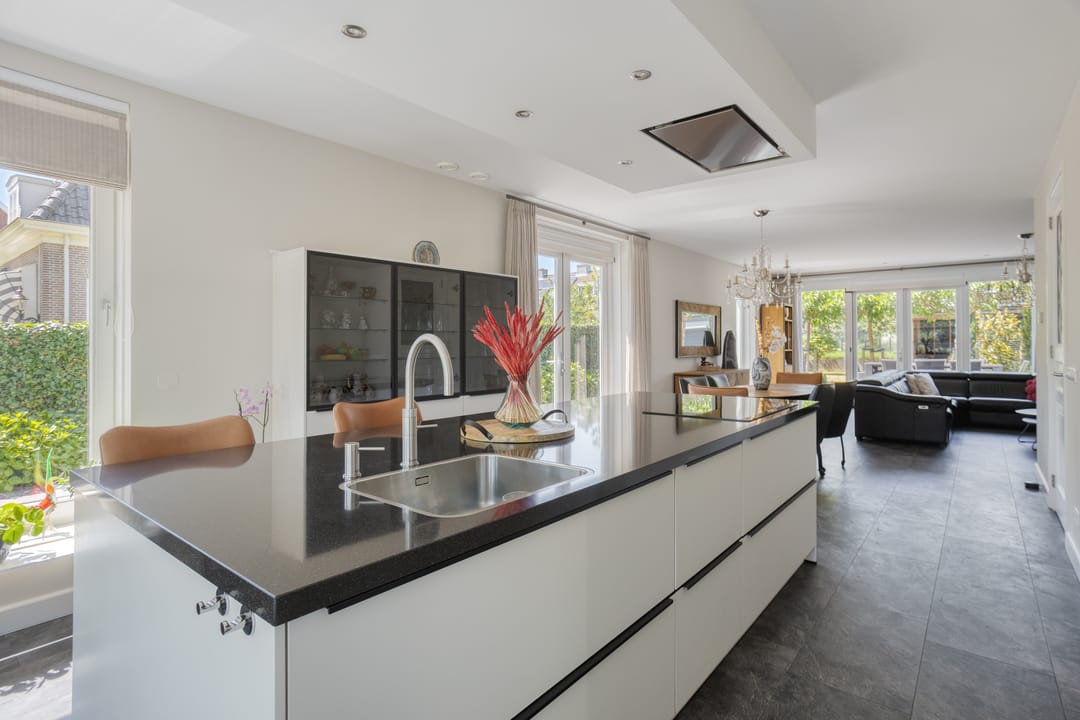 Modern Gas-Free Villa with Four Bedrooms and Double Garage — 13