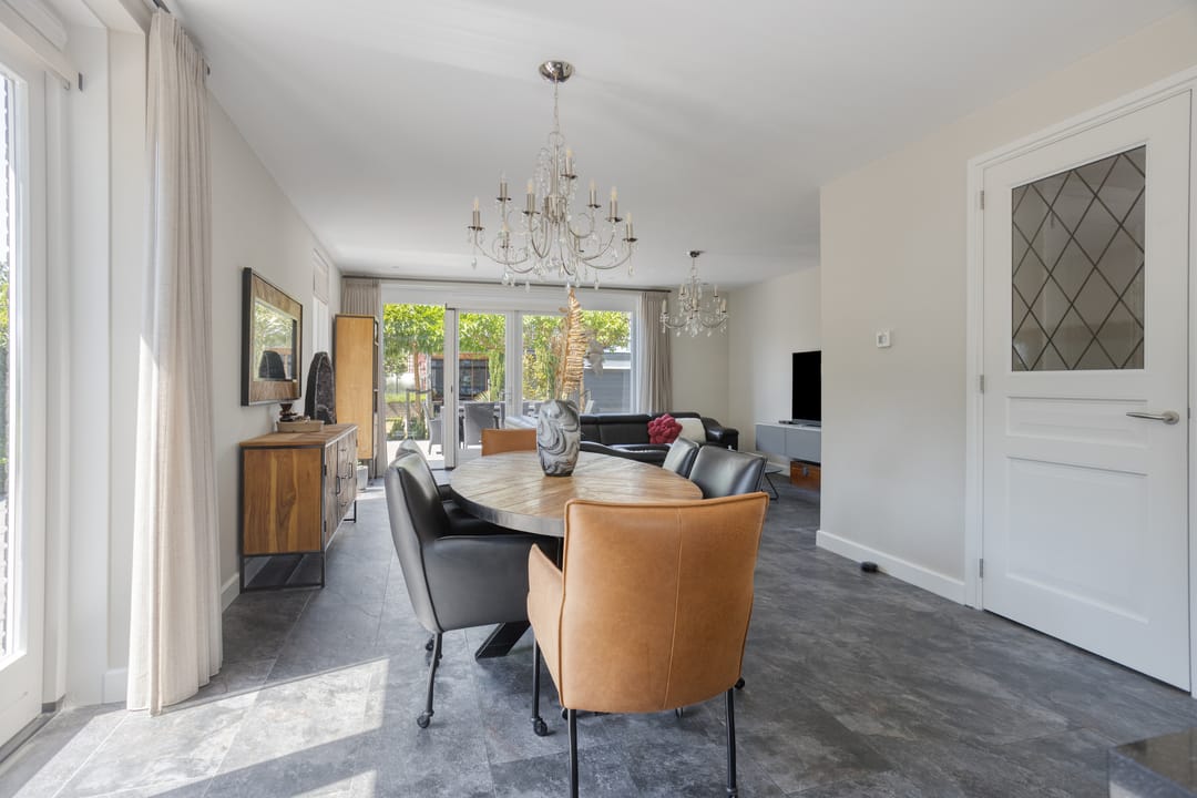 Modern Gas-Free Villa with Four Bedrooms and Double Garage — 11