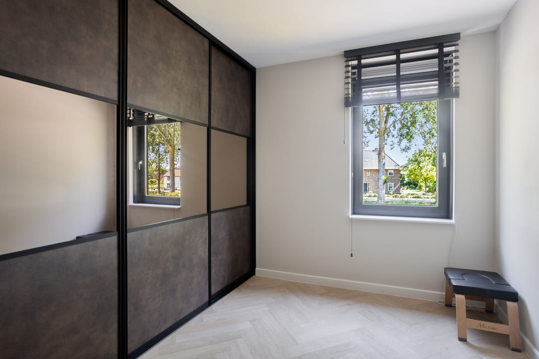 Modern Gas-Free Villa with Four Bedrooms and Double Garage — 37