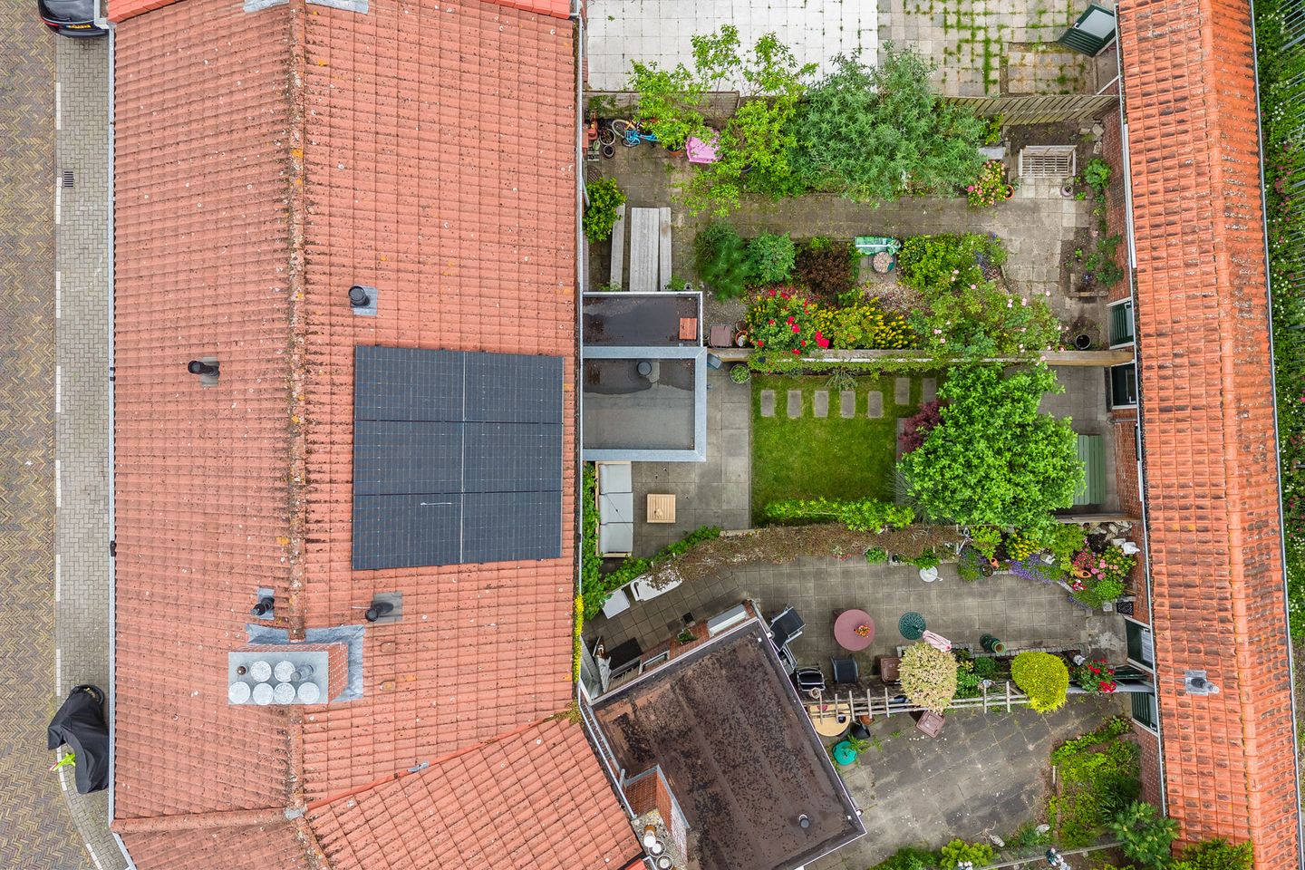 Modern three room tussenwoning with sun filled west garden — 44