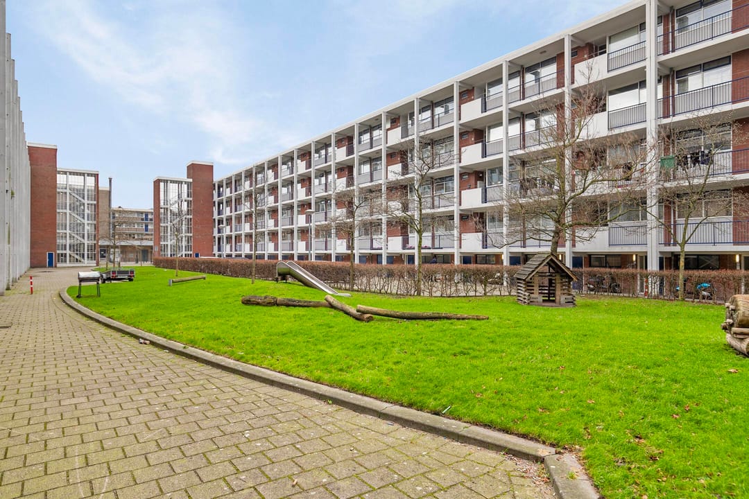 Spacious 4-Room Apartment with Balcony in Green Residential Area of The Hague Southwest — 32
