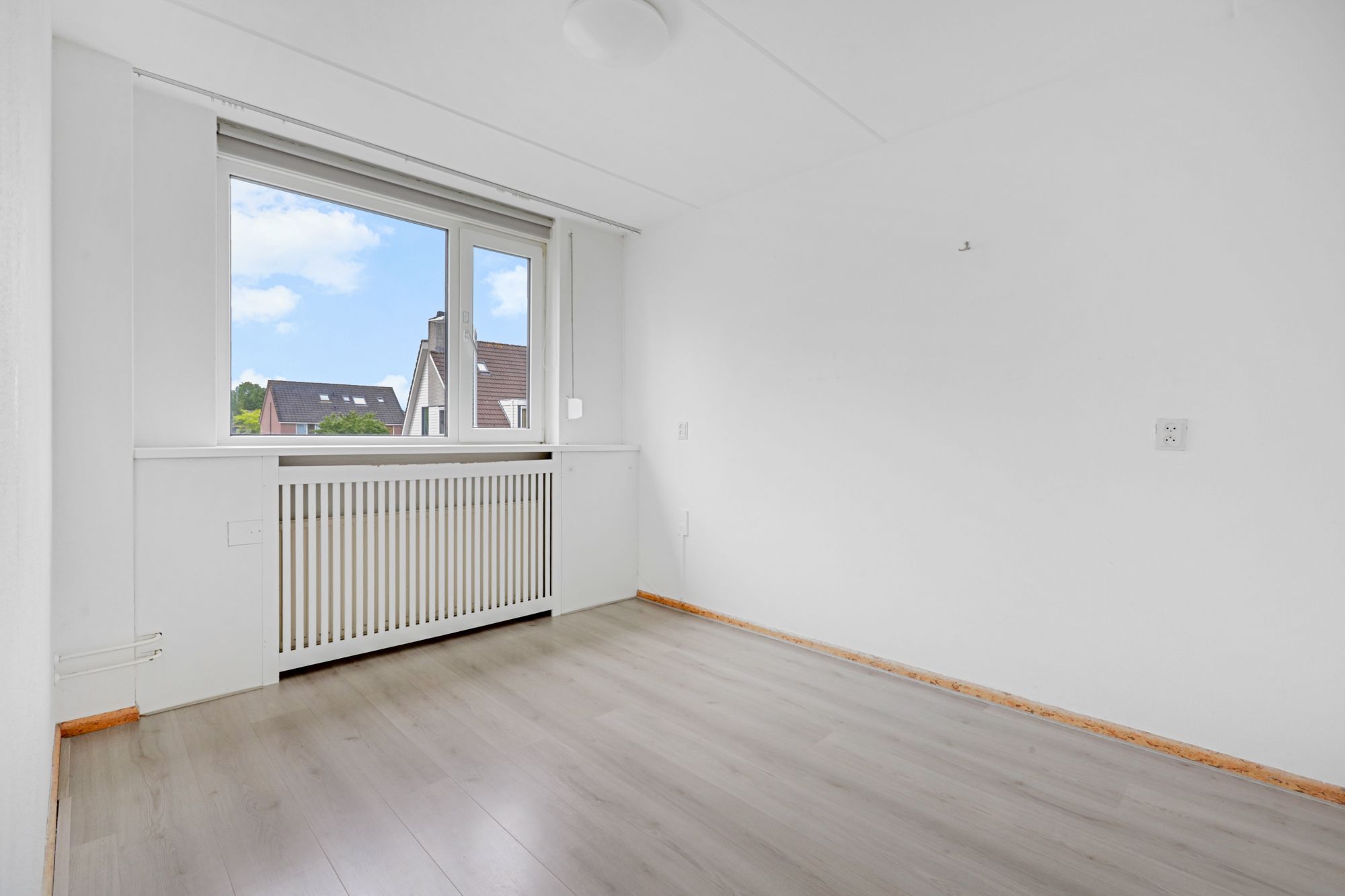 Spacious 4 Bedroom Terraced House with Large Garden — 21