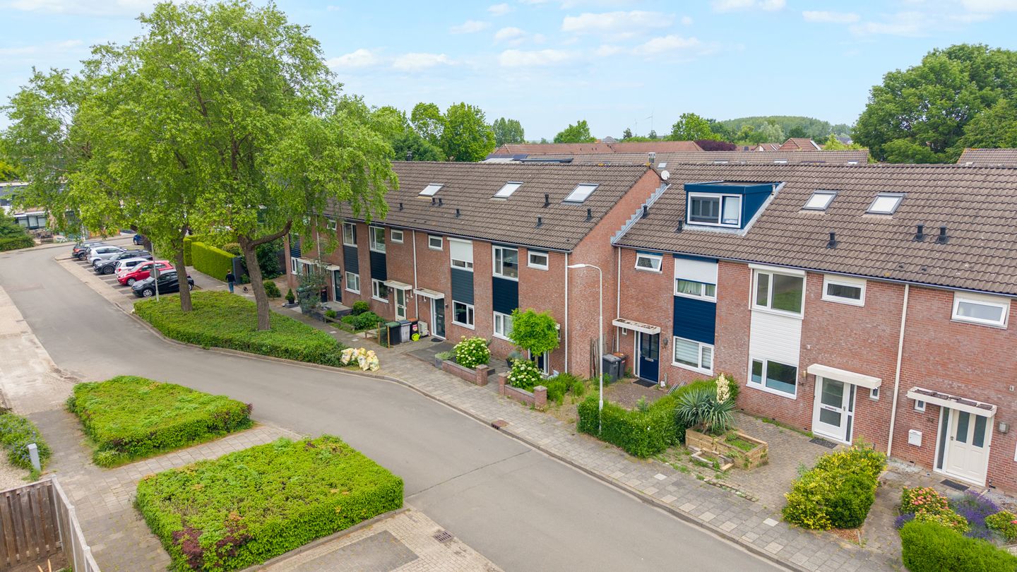 Spacious 4 Bedroom Terraced House with Large Garden — 40