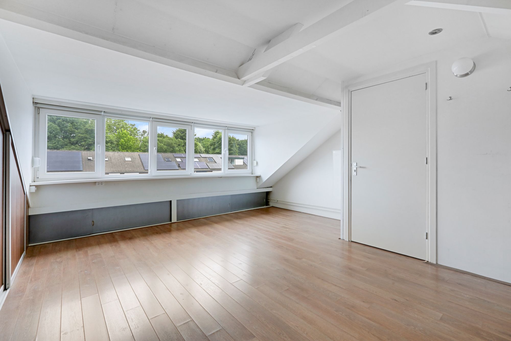 Spacious 4 Bedroom Terraced House with Large Garden — 30