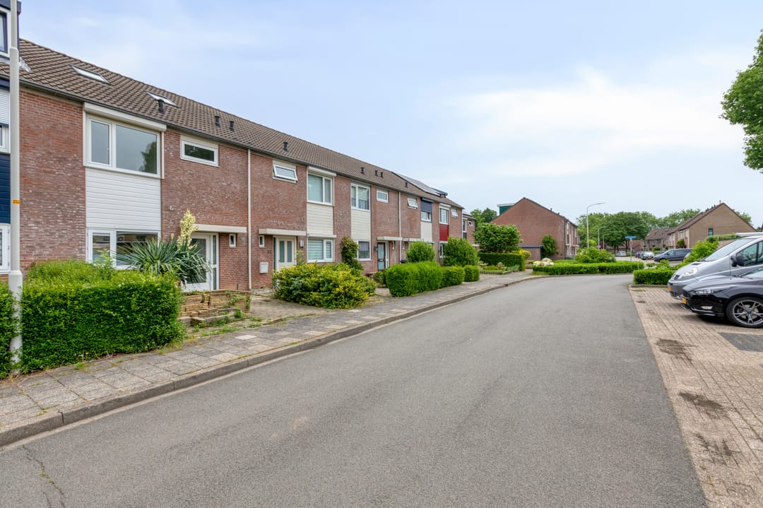 Spacious 4 Bedroom Terraced House with Large Garden — 38