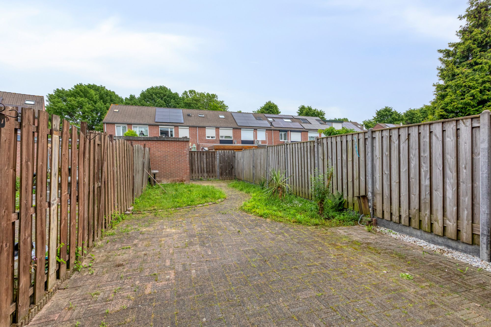 Spacious 4 Bedroom Terraced House with Large Garden — 33