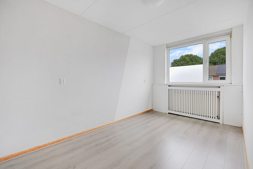 Spacious 4 Bedroom Terraced House with Large Garden — 22