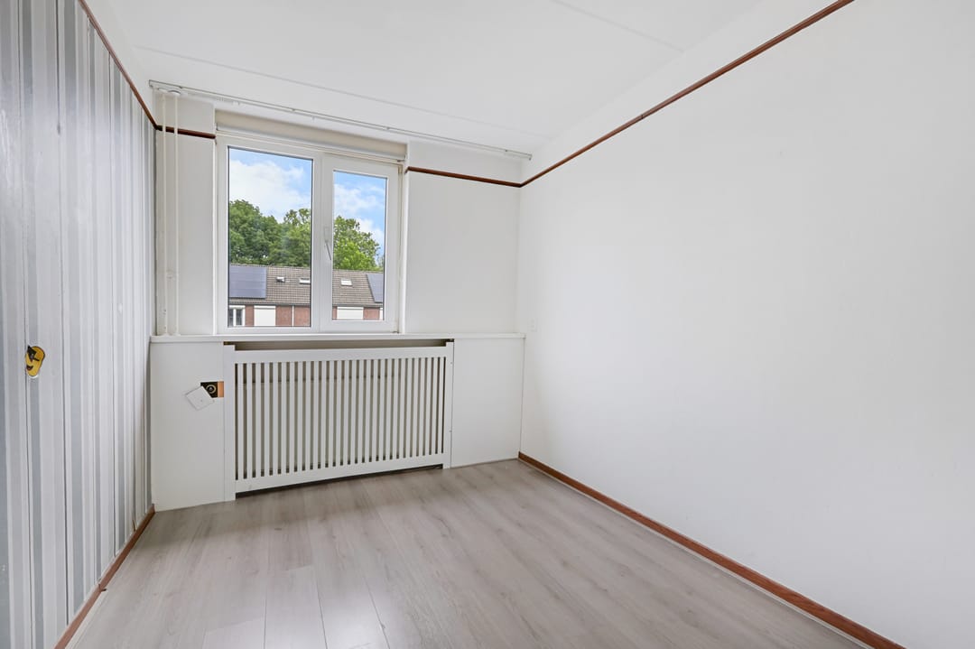 Spacious 4 Bedroom Terraced House with Large Garden — 23