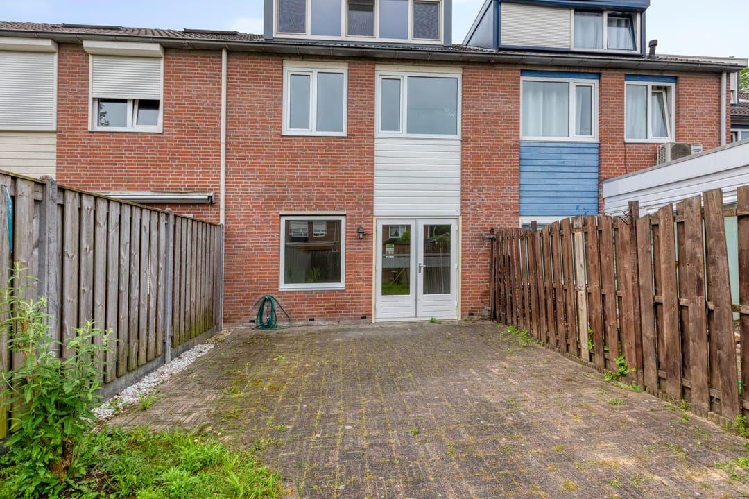 Spacious 4 Bedroom Terraced House with Large Garden — 32