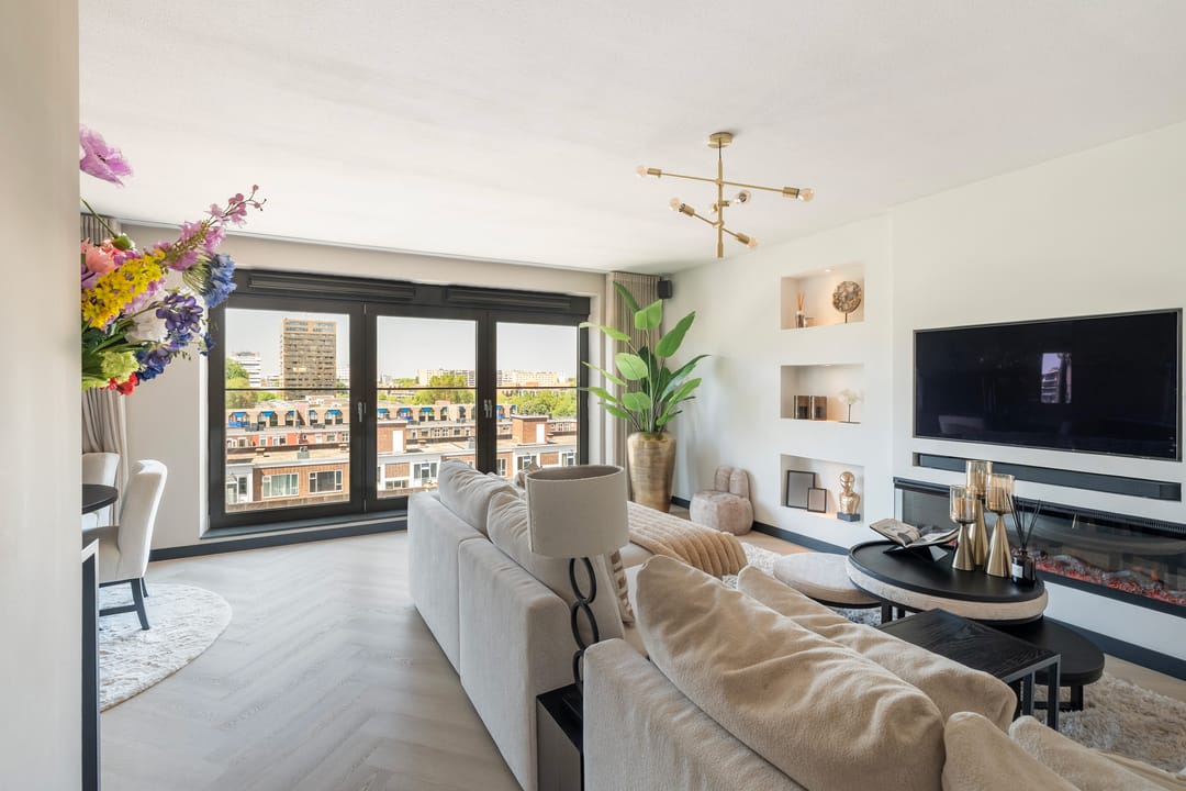 Luxury Renovated Apartment with City Views and Private Parking in Rotterdam Center — 11
