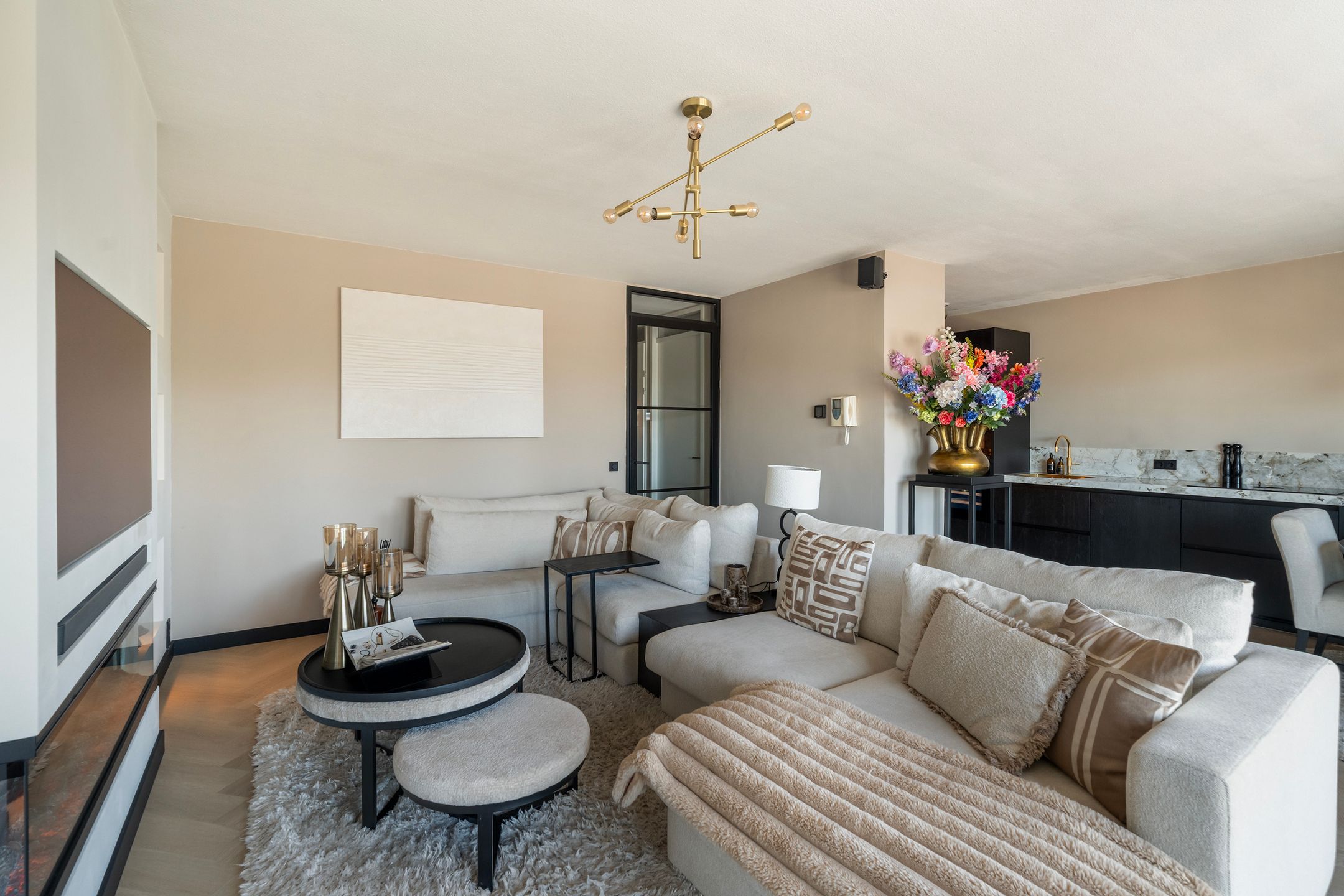 Luxury Renovated Apartment with City Views and Private Parking in Rotterdam Center — 15