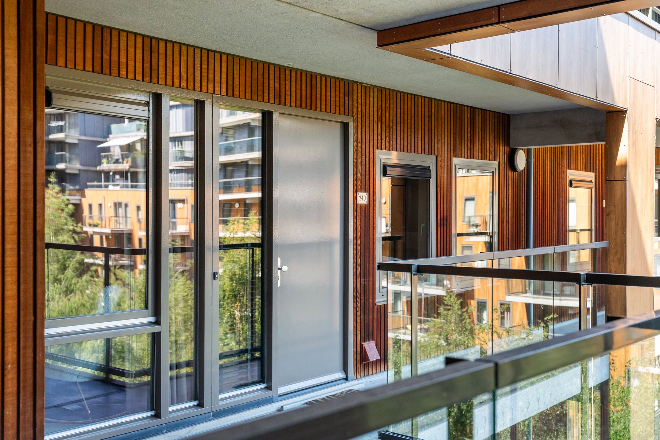 Luxury Renovated Apartment with City Views and Private Parking in Rotterdam Center — 9
